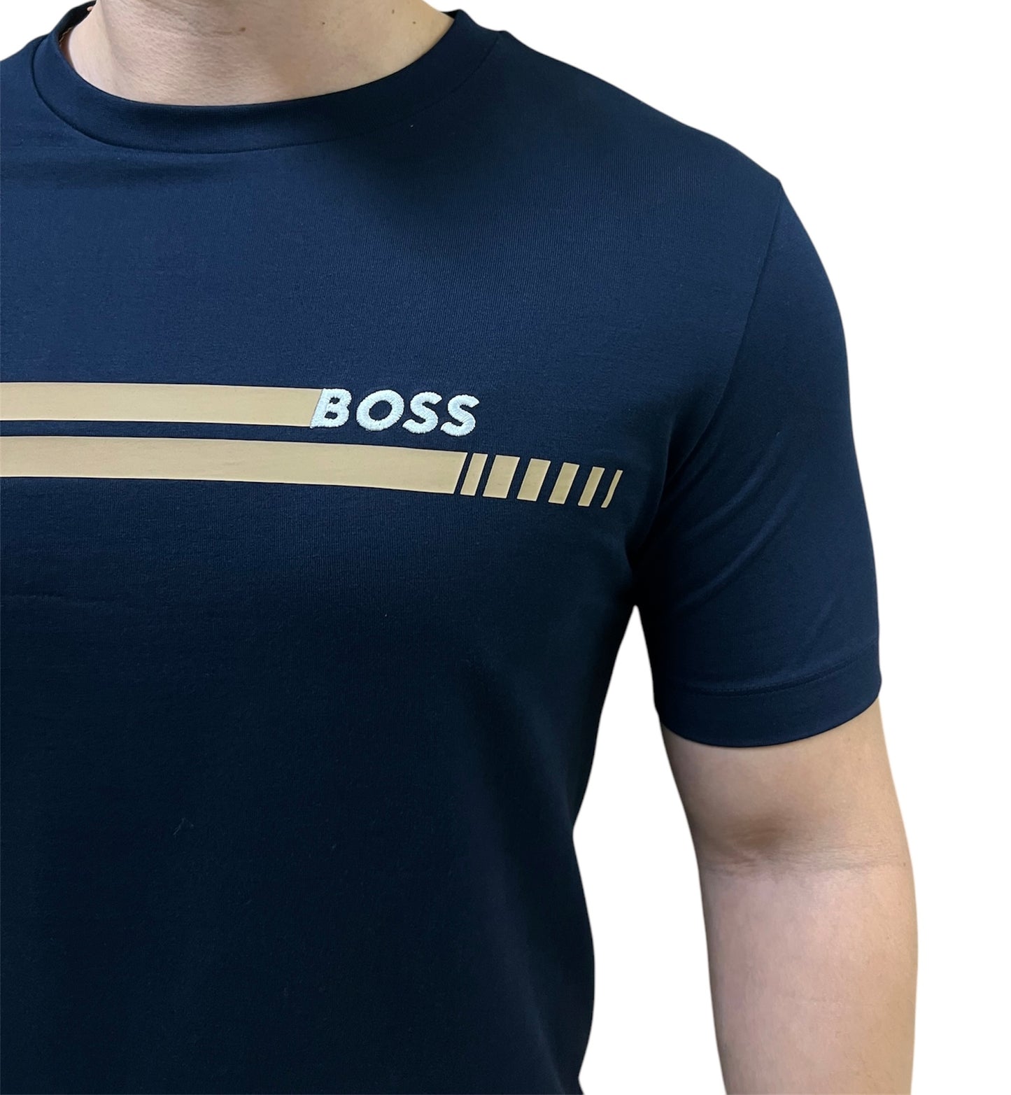 Playera BOSS azul con estampado dorado