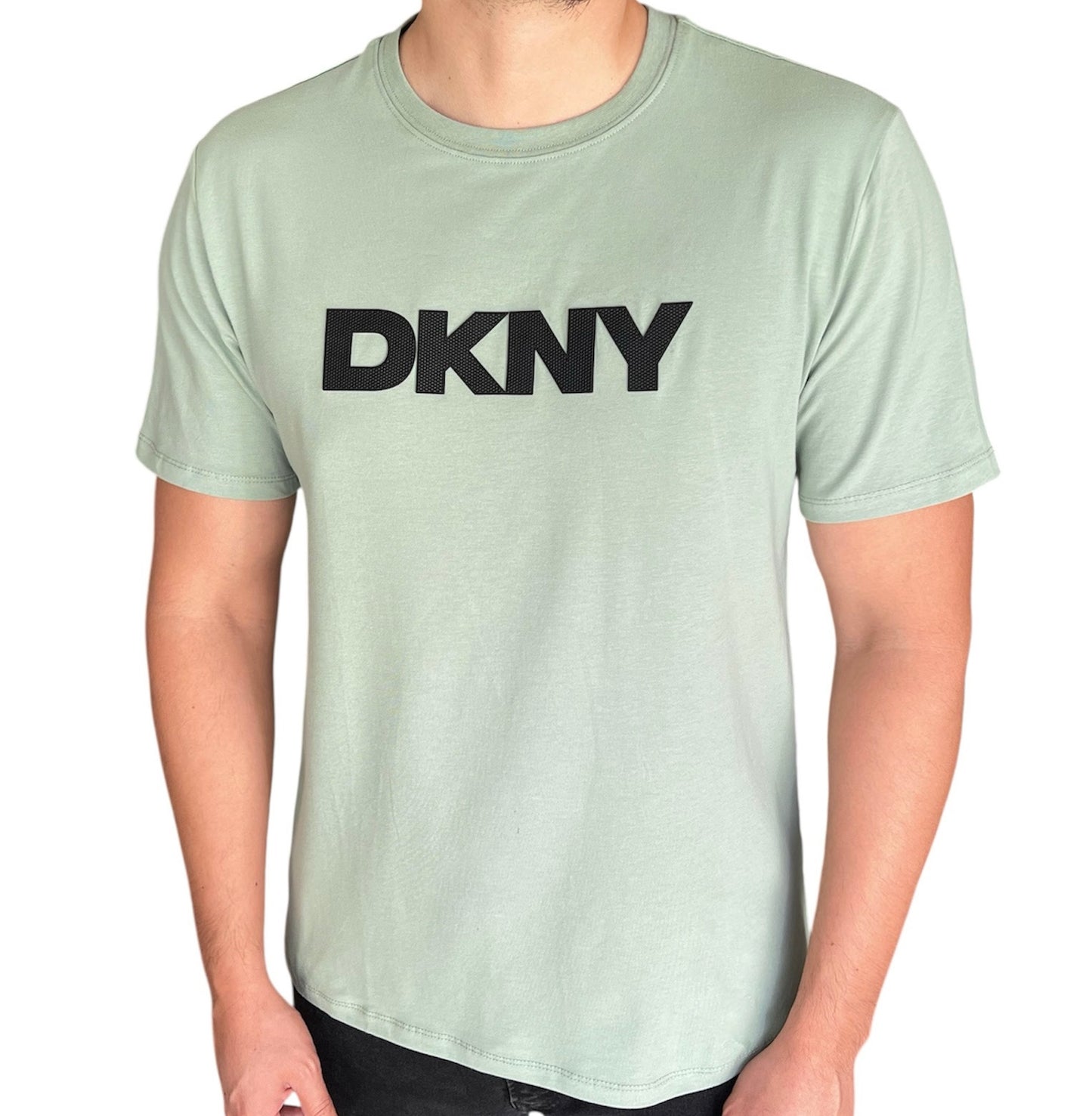 Camiseta DKNY logo negro en pecho
