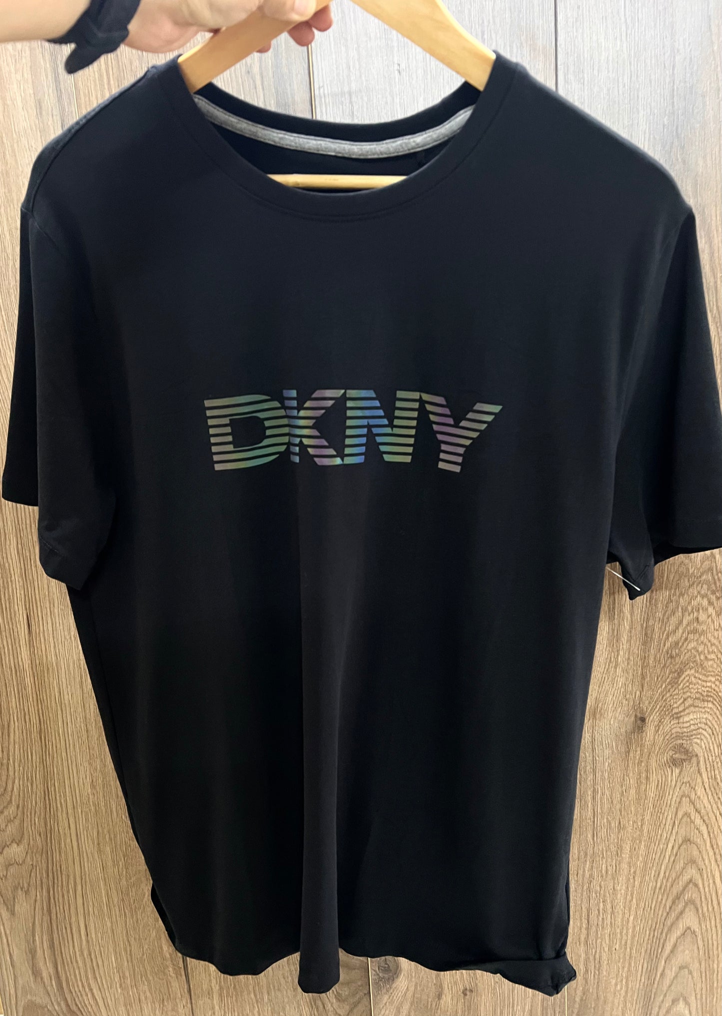 Playera DKNY Negra Logo Horizontal
